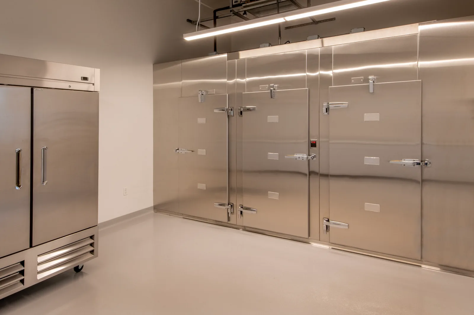 Walk-in commercial cooler or freezer refrigeration unit